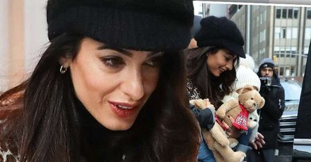 Obwieszona dziećmi Amal Clooney przyłapana samotnie pod hotelem w Nowym Jorku. Bliźniaki nieźle podrosły!