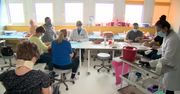 Fizjoterapeuci i aptekarze szkoleni do podawania szczepionek na COVID-19.