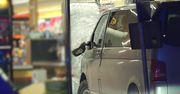 Wjechał busem w witrynę sklepową. Dwie pasażerki ranne