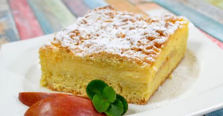 Kruche ciasto z jabłkami i budyniem. Przepis na uśmiech teściowej