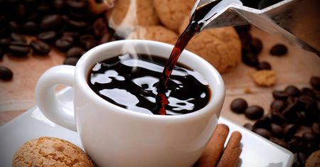 Barista tłumaczy, jak poprawnie parzyć kawę. Od tego szczegółu zależy jej smak