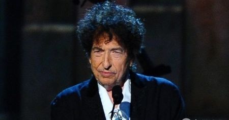 Naprawdę?! Bob Dylan odebrał nagrodę Nobla w kontrowersyjnej stylizacji