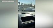 Ogromna kolejka do punktu dystrybucji żywności drive-thru w Austin.
