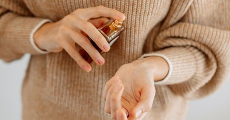 Posmaruj tym skórę, a perfumy zostaną z tobą na długie godziny. Nie ma lepszego patentu