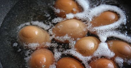 Tak pozbędziesz się salmonelli z jajek. Samo WHO poleca ten sposób