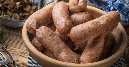 Kiełbasa nie pęknie w czasie gotowania. Przed włożeniem do wody zrób jedną rzecz