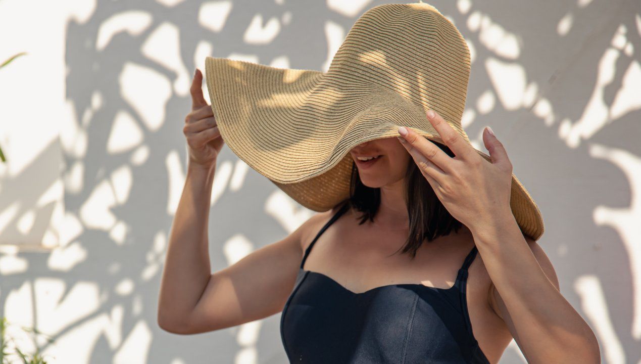 Słomiany kapelusz to najlepszy wybór na lato? Dermatolodzy nie mają wątpliwości