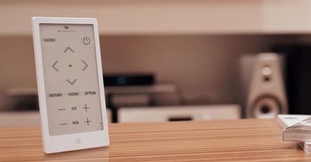 Uniwersalny pilot TV z technologią e-papieru