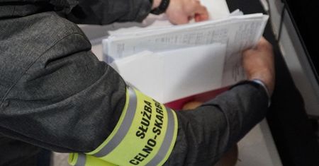 Fałszywe faktury za 64,5 mln zł. Służby zatrzymały 6 osób