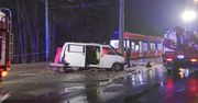 Dostawczak zderzył się z tramwajem na Śląsku. Nie żyje jedna osoba, trzy zostały ranne