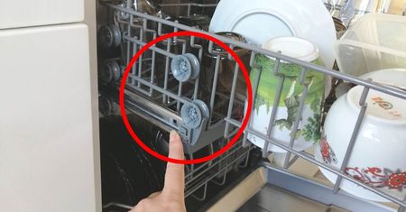 Górny kosz zmywarki ma ukrytą funkcję. Mało kto czyta o tym w instrukcji