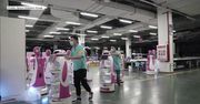 W Chinach roboty dostarczają jedzenie osobom, które przebywają na kwarantannie.