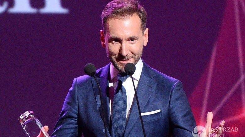 Piotr Kraśko podczas odbierania nagrody w kategorii Media - Róże Gali 2016