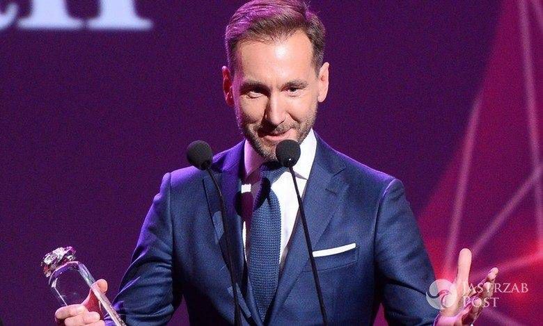 Piotr Kraśko podczas odbierania nagrody w kategorii Media - Róże Gali 2016