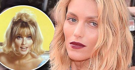 Co za metamorfoza! Anja Rubik wygląda jak Sharon Tate na nowej okładce" Vogue'a"!