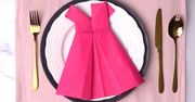 Stylowa sukienka zamiast nudnej serwetki. Prosty sposób na udekorowanie stołu