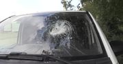 Prokuratura postawiła zarzuty mężczyźnie, który zdemolował auto posła KO i grozi mu śmiercią