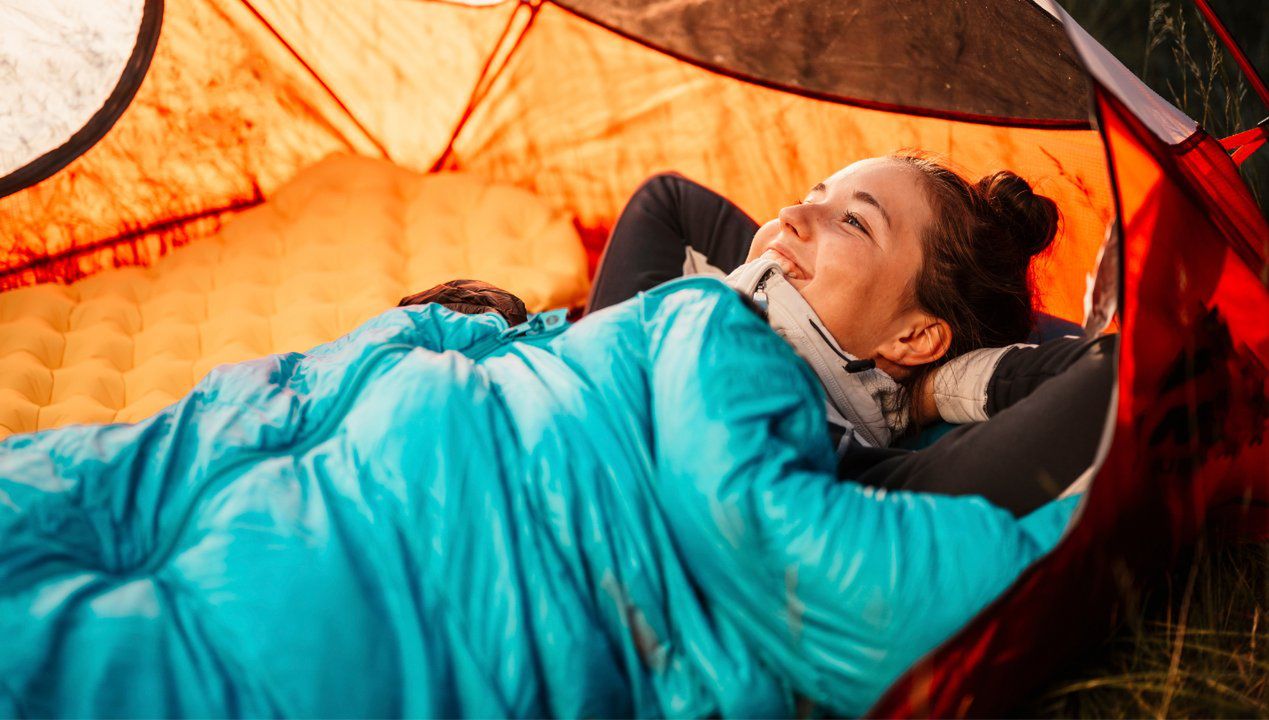 Pod namiotem też można wygodnie spać. Oto jak wybrać najlepsze posłanie