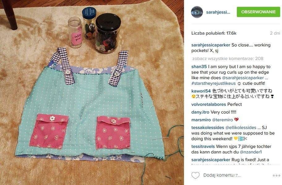 Sarah Jessica Parker szyje koszulkę (fot. Instagram)