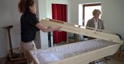 Trumny z przezroczystym wiekiem dla ofiar COVID-19. Dom pogrzebowy w Berlinie proponuje klientom wyjątkowy produkt.