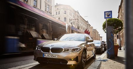 BMW Serii 3 teraz w wersji hybrydowej. Nowe 330e dostało nietypową funkcję