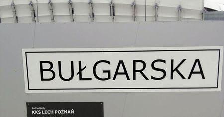 Młodzieżowy reprezentant Rosji trafi do Lecha Poznań? Przed stadionem na Bułgarskiej pojawił się tajemniczy napis