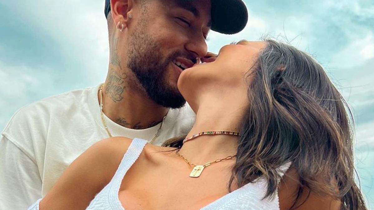 Neymar po raz drugi zostanie ojcem! Pokazał zdjęcia z partnerką. Po brzuszku widać, że poród zbliża się wielkimi krokami