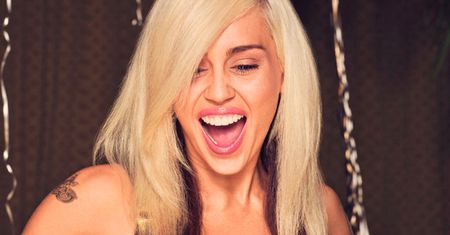 Miley Cyrus opublikowała wideo z polskiego klubu LGBT! Tak rozkręciła publikę, że nie mogli się powstrzymać. Ale się działo!