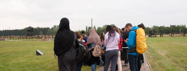 Uczniowie z Berlina zwiedzają muzeum na Majdanku