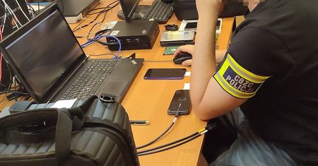 Podejrzani o rozpowszechnianie treści pornograficznych z udziałem małoletnich na stworzonej  przez siebie stronie internetowej, zatrzymani.