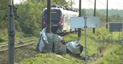 Wypadek na przejeździe kolejowym pod Koszalinem. Pociąg uderzył w przejeżdżającego busa