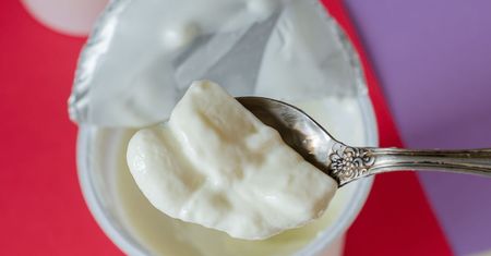 Jesz jogurty i masz takie objawy? Lepiej natychmiast przestań