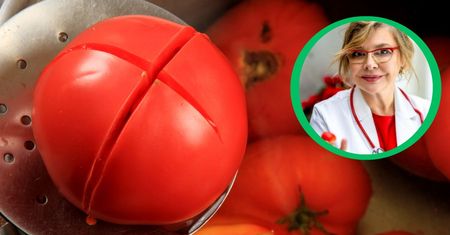 Dodajesz pomidory do sałatki? Lekarka tłumaczy, co może się stać, gdy ich wcześniej nie sparzysz