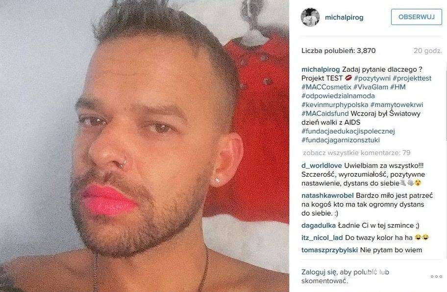 Michał Piróg z czerwoną szminką na ustach. Wsparł w ten sposób akcję Projekt Test uświadamiającą, jak ważne są profilaktyczne badania w walce z HIV/AIDS (fot. Instagram)