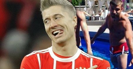 To dopiero HIT! Robert Lewandowski odtworzył z przyjacielem zdjęcie z 1998 roku! Różnica powala!