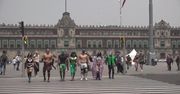 Meksykańscy wrestlerzy patrolują ulice, pilnując przestrzegania obostrzeń pandemicznych.