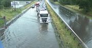 Zalana autostrada A6 w obu kierunkach. Przejeżdżają tylko auta ciężarowe.