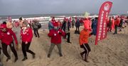 Morsy wyległy na plażę w Mielnie. Setki osób kąpały się w zimnym Bałtyku