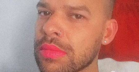 Wiemy, że czerwień jest w modzie, ale... Michał Piróg z czerwoną szminką na ustach?! Przesadził? [INSTAGRAM]