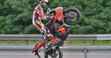 Yamaha YZF-R1 `07 vs. Suzuki GSX-R 1000 K7