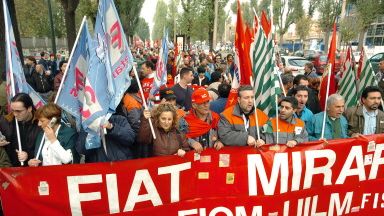 Protestujšcy pracownicy zakładów Fiata.