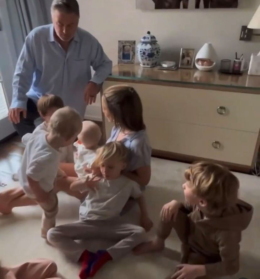 Alec Baldwin i Hilaria Baldwin z dziećmi | fot. Instagram.com/hilariabaldwin