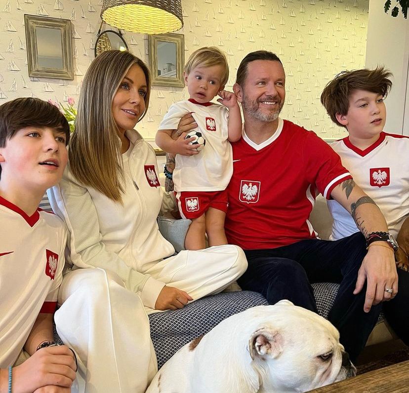 Małgorzata Rozenek i Radosław Majdan z dziećmi - kibicują Polsce | fot. Instagram.com/m_rozenek