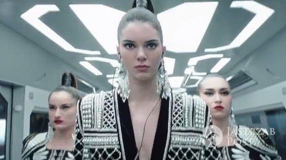 Kendall Jenner w teledysku promującym kolekcję Balmain dla H&M (fot. YouTube)