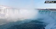 Tęcza nad zamarzniętym wodospadem Niagara