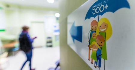 Matka zmarła, babcia nie może pobierać 500+. Tragiczna sytuacja rodziny z Grudziądza