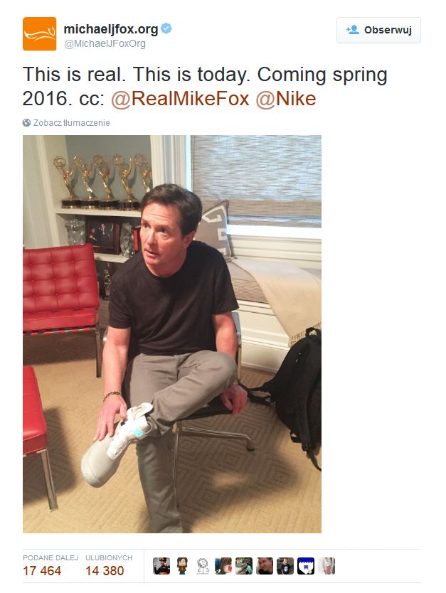 Michael J. Fox w pierwszej parze butów Nike Air Mag wzorowanych na tych z "Powrotu do przyszłości" (fot. Twitter)