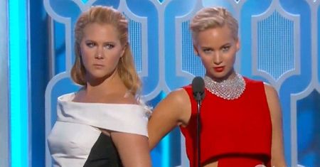 Ryzykowne żarty na scenie podczas rozdania Złotych Globów 2016. Zobaczcie, jak dokazywały Amy Schumer i Jennifer Lawrence [WIDEO]