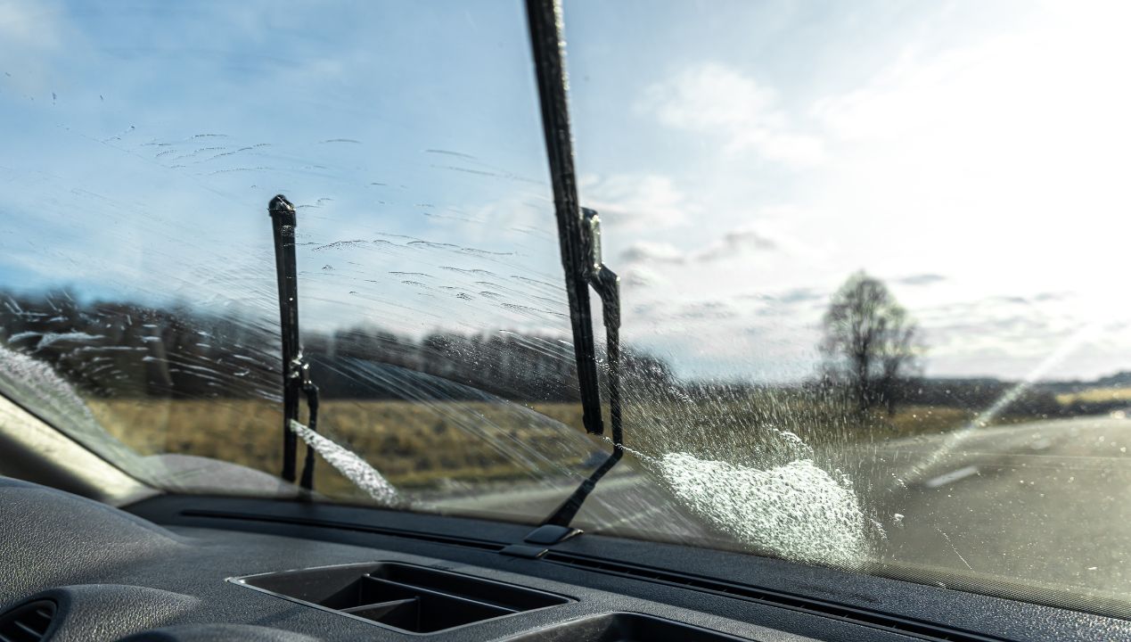 Przed zimą zrób jedną rzecz. Zapomnisz o smugach na przedniej szybie