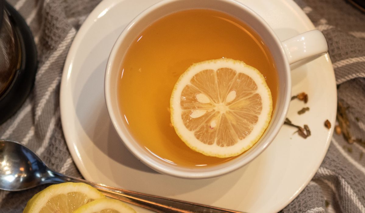 Czy herbata z cytryną naprawdę szkodzi zdrowiu? Przeczytaj, zanim ją zaparzysz